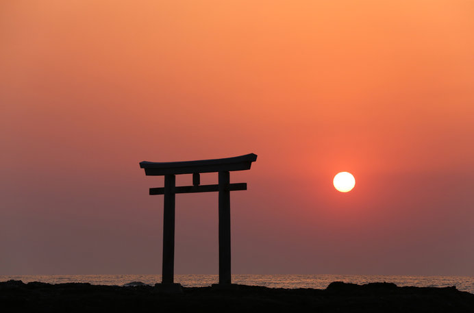 “神界のゲート”とも呼ばれる「神磯の鳥居」は絶景のパワースポット