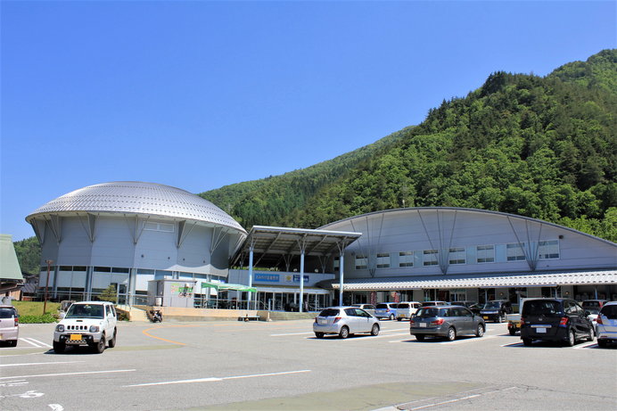 ドーム型建物が目印です