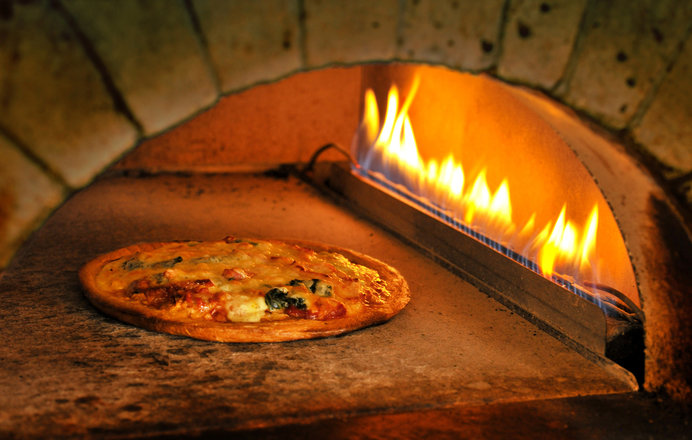 特製のピザ窯で焼くピザが大人気（画像はイメージ）