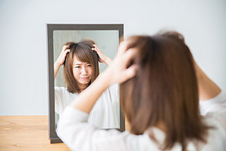 湿気で髪がまとまらない！〈梅雨の時季の髪の湿度対策とお手入れ法〉