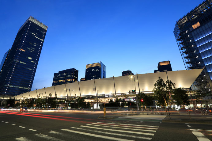 夕刻の東京駅八重洲口グランルーフ