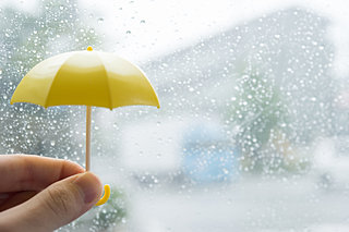 梅雨の時期に欠かせない「傘」の意外と知らない歴史