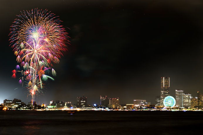 横浜の煌めく夜景と華やかな花火で、ロマンティックな一夜に……