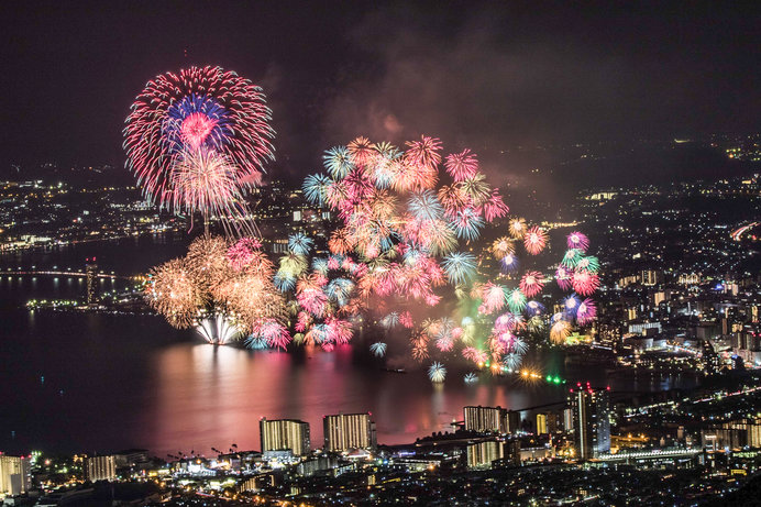 横にワイドで高低差があり、色とりどりの花火