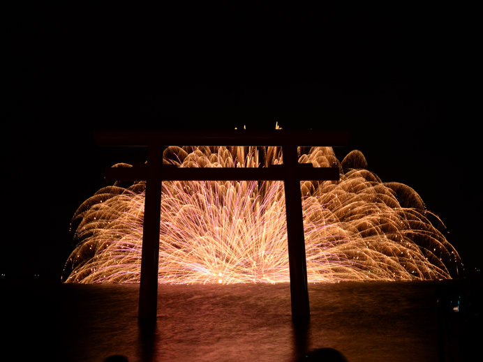 夜空と湖面に映る花火は二重の美しさ！