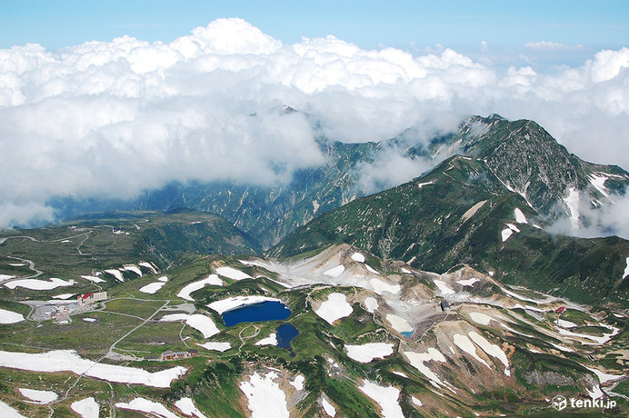 雄山山頂から室堂方面をのぞむ