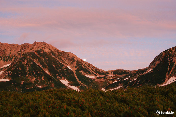 室堂付近からみた、夕焼け色に染まる立山と月