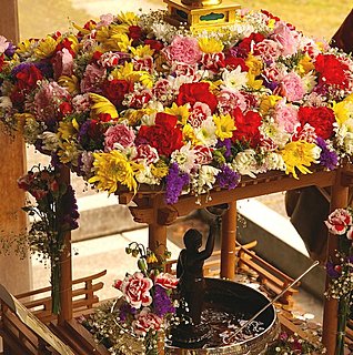 明日4月8日は、仏教の開祖・お釈迦さまの誕生をお祝いする「花まつり」です！