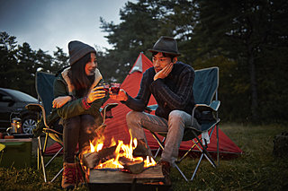 友人と飲むか、ひとりで飲むか ── お酒の言葉あれこれ