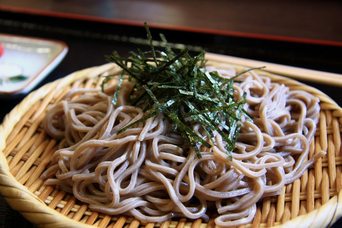 ざるに麺を盛って刻みのりをのせた「ざるそば」