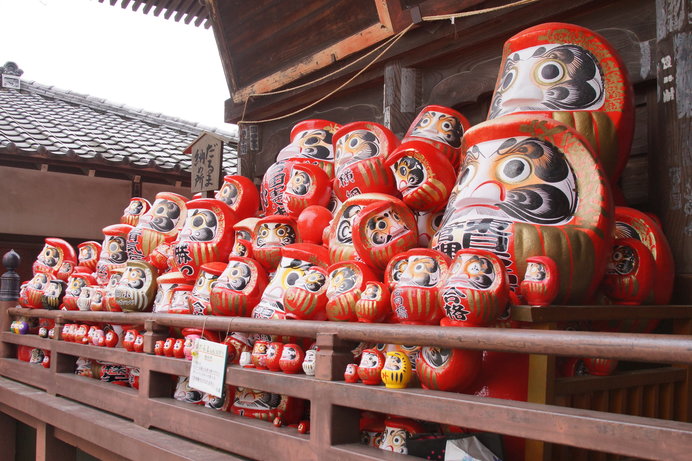 毎年多くのだるまが供養される少林山達磨寺