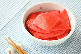 「赤カブ」の漬け込み最盛期。日本各地の真っ赤な漬け物