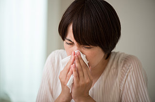 くしゃみ、鼻水が続いたら、もしかして寒暖差アレルギーかも？風邪との違いは？対策方法は？