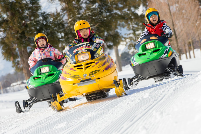 家族で雪上レース気分を味わえると人気の「スノーモービル」。タングラムスキーサーカスでは5歳から乗車可能！
