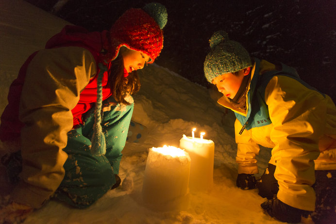 インストラクターと子供だけで夜のゲレンデを探検する魅惑のアトラクション「雪上夜の探偵団」