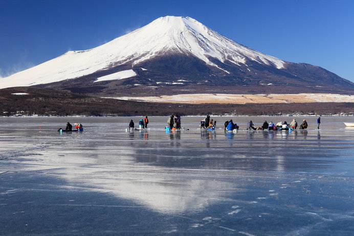 7・8月以外はワカサギ釣りができる山中湖、全面氷結すれば氷上の穴釣りも
