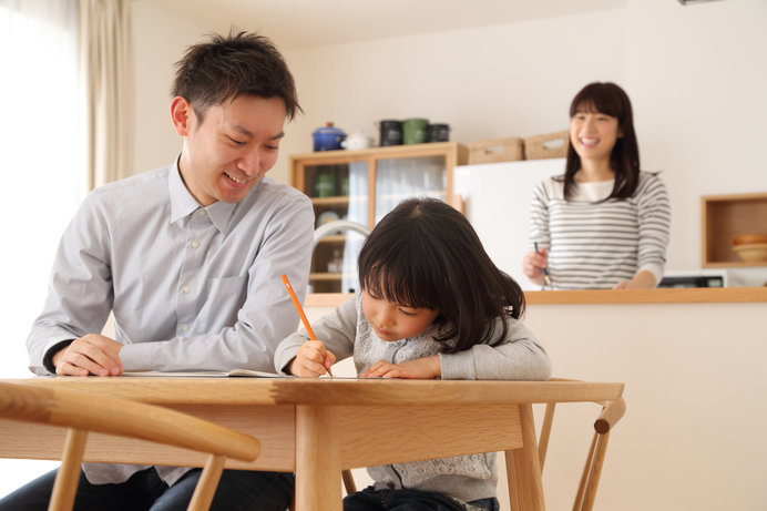 小さいうちは、親の近くで勉強するこで、安心する子が多いようです