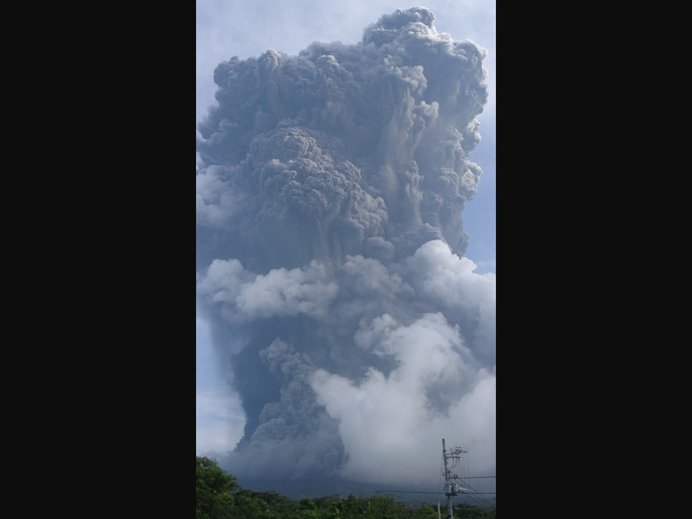 平成12年8月18日の噴火のようす（出典：気象庁ホームページ）