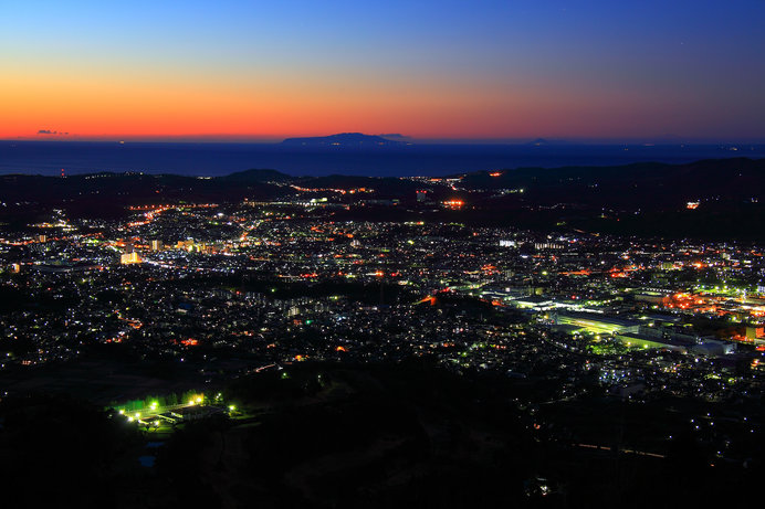 展望台のらせん階段は夜になると真っ暗に……懐中電灯を持参しましょう！