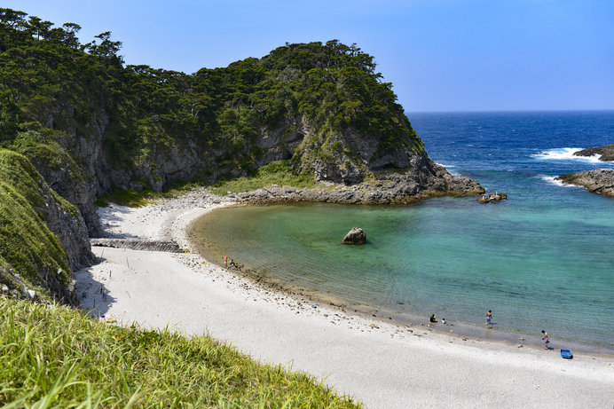 エメラルドグリーンに輝く美しい海、真っ白な砂浜……ここはまさかの東京都