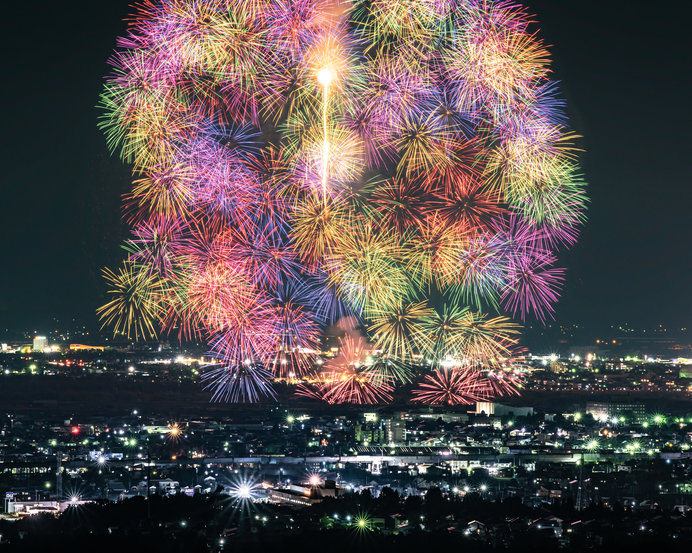 令和元年 夏の花火大会 北国の夜空と水面に咲く美しい花を見よう Tenki Jpサプリ 19年07月05日 日本気象協会 Tenki Jp