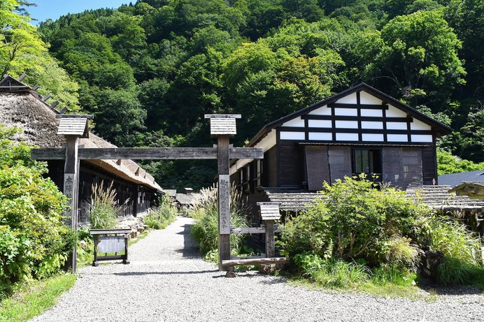 温泉で傷を癒す鶴をマタギの勘助が目撃した「乳頭温泉郷 秘湯 鶴の湯温泉」