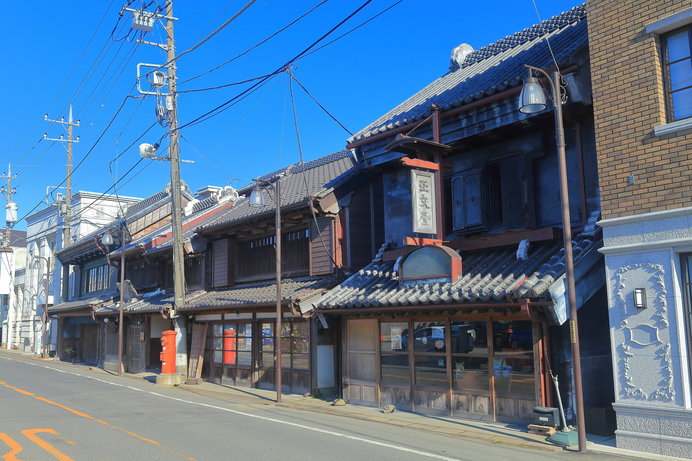 正文堂書店の店先に掲げられた「正文堂」の文字は、明治三筆の一人・巌谷修によるもの