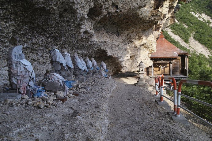 肘折の開湯伝説の地・地蔵倉の先には、縁結び・子宝・商売繁盛の御利益があるお堂が