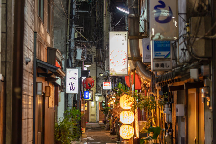 九州最大の歓楽街・博多中洲の裏路地には今も戦後の香りが