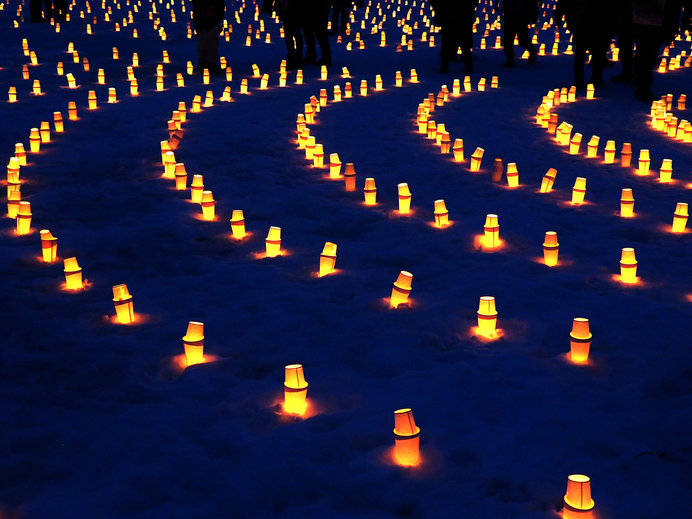 福島県「裏磐梯雪まつり」／3000本のキャンドルがレンゲ沼を灯す