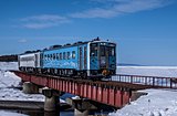 オホーツク海沿岸を走る「流氷物語号」。車窓から流氷が見える