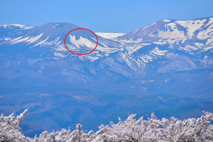 福島市から眺める吾妻小富士の「種まきうさぎ」。桜のころに現れる