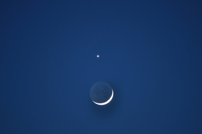 早起きして眺めたい、金星と幻想的な月の共演
