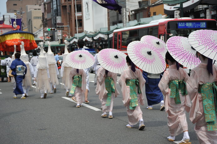 祇園祭花笠巡行。前方にいるのが鷺踊の少女たち