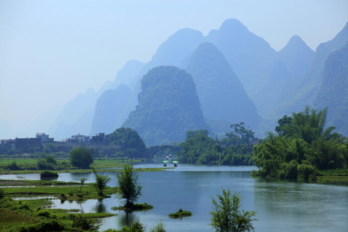 中国・桂林市。風光明媚な絶景のこの地は、「モクセイの里」でもあります