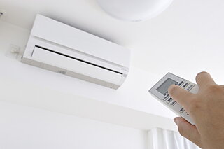 冬の部屋干しで洗濯物を速く確実に乾かすためのエアコン活用術