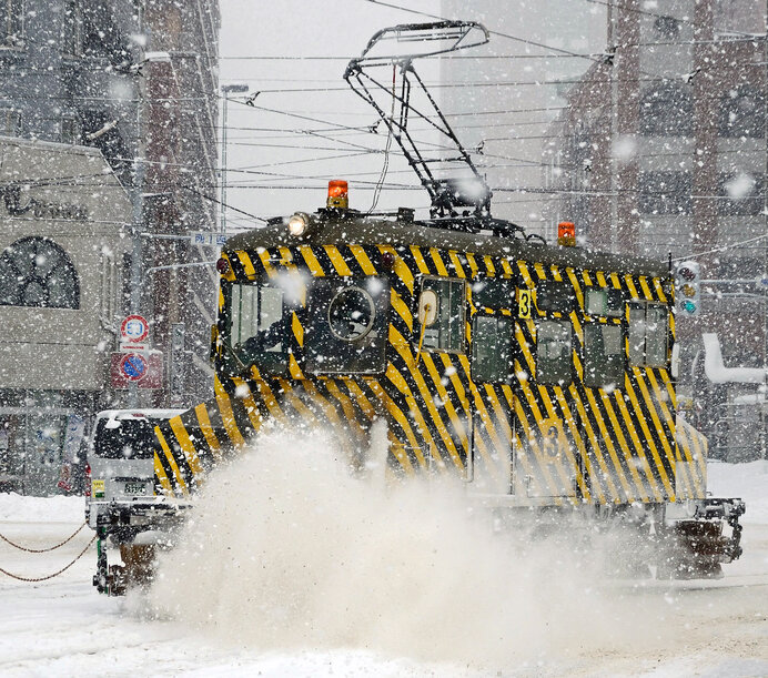 札幌と函館で「ササラ電車」が出動。市電の線路を除雪