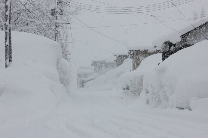 雪道での運転のコツー2〉雪が深いザクザクの道では、ハンドルをとられないように(季節・暮らしの話題 2021年01月19日) - 日本気象協会  tenki.jp