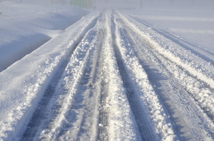 雪道での運転のコツー2 雪が深いザクザクの道では ハンドルをとられないように 季節 暮らしの話題 21年01月19日 日本気象協会 Tenki Jp