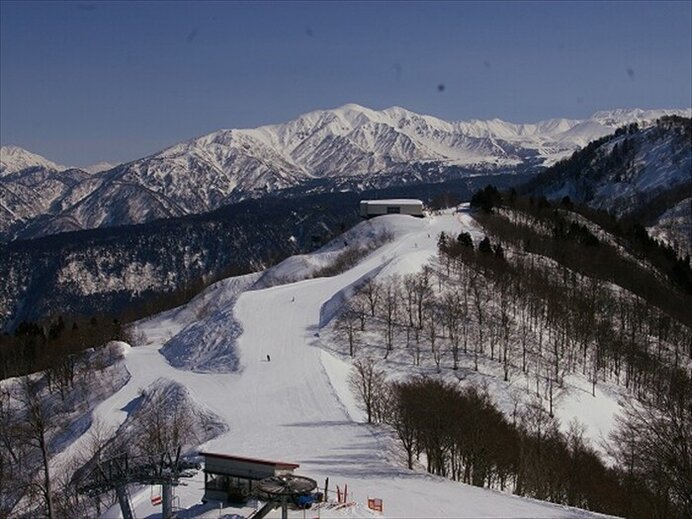 冬の大パノラマを眺めながら滑走／立山山麓スキー場（富山県富山市）