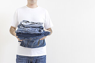 ジーンズの洗濯頻度はどのくらい？気になる目安やポイントを解説