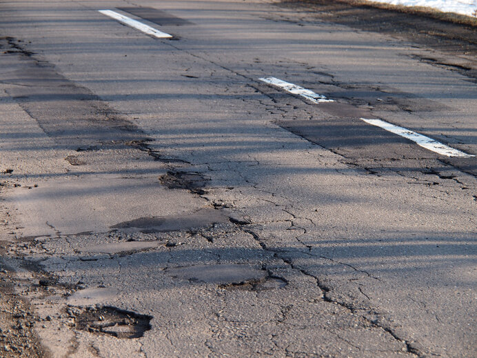 ツギハギだらけの道路。補修の跡がパッチワーク状に。