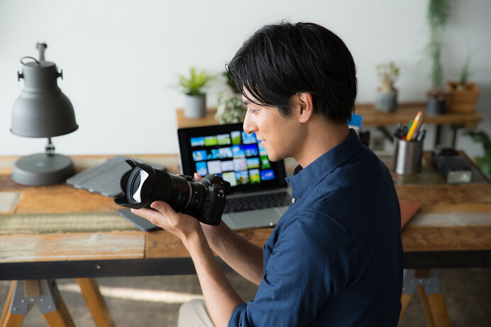 カメラ を 持っ ストア て 散歩