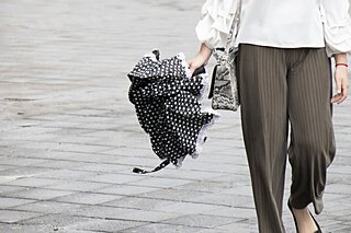 雨の日のパンツは歩きやすさが大切！選び方4つのポイント