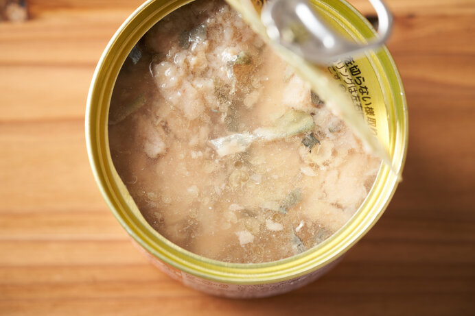 鯖缶にとろ~り熱々のチーズをのせて。