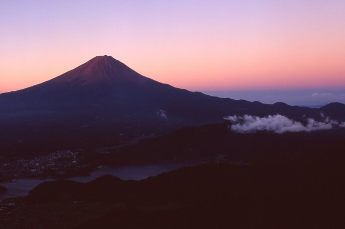 富士山　真夏なのに「初冠雪」