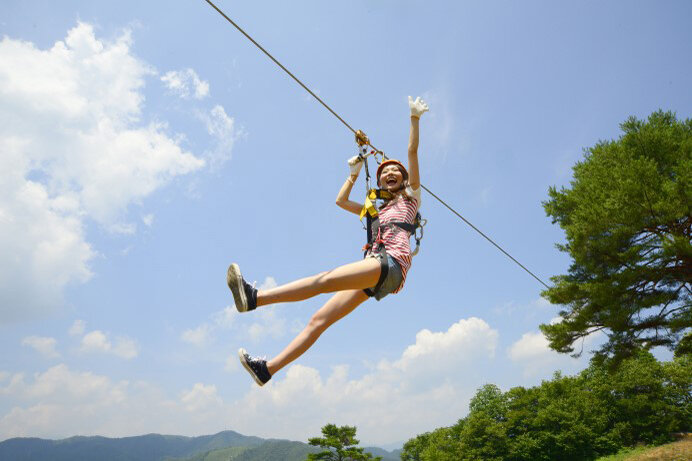 斑尾高原スキー場「ZIPLINE ADVENTURE」ガイド付きで安心！約2時間の空の冒険へ