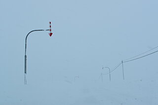 雪国の「矢羽根」「スノーポール」はドライバーの道標