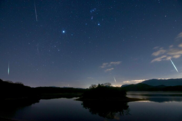 「ふたご座流星群」が14日に極大！ラストを飾る12月の星空は、月と流星に注目しましょう