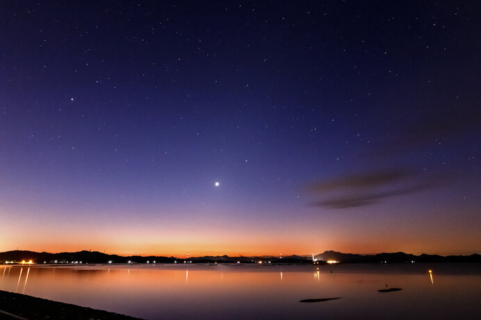 月のように満ち欠けする金星。1月下旬から「明けの明星」として、夜明け前の空で輝きます